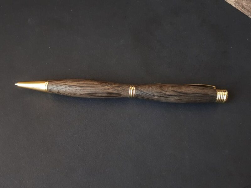 pen uit 17e eeuws eikenhout wagenwiel goud